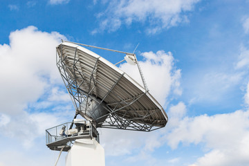 Parabolic satellite antenna for wireless data transfer