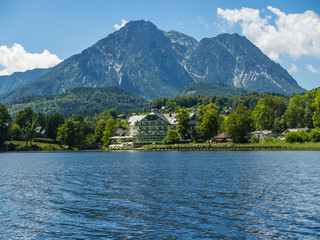 Österreich, Steiermark,  Altausse, , Altausseeer See, Seeresidenz und Heiliger Ägidius, hinten...