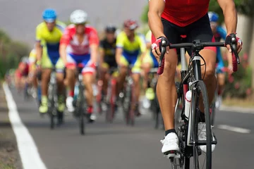 Papier Peint photo Vélo Compétition cycliste, athlètes cyclistes faisant une course à grande vitesse