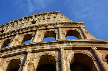 Fototapeta premium Colloseum Rom mit blauem Himmel