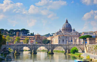 Rom Brücke mit Petersdorm im Hintergrund bei Sonnenschein und bewölktem Himmel - obrazy, fototapety, plakaty