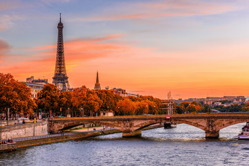 Fototapeta premium Zachód słońca widok z wieży Eiffla i Sekwany w Paryżu, Francja. Jesienny Paryż