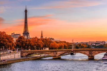 Foto op Aluminium Zonsondergangmening van de toren van Eiffel en de rivier van de Seine in Parijs, Frankrijk. Herfst Parijs © Ekaterina Belova