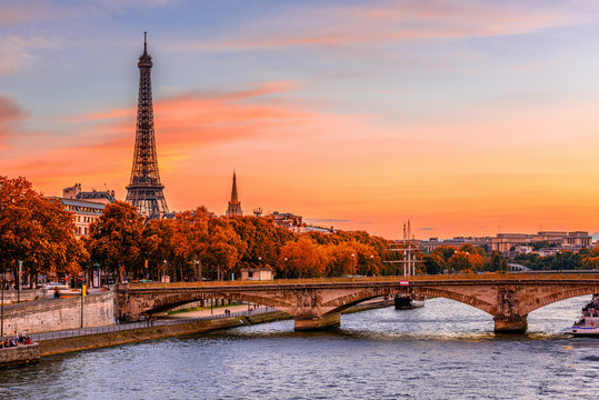 Fototapeta Zmierzchu widok wieża eifla i wonton rzeka w Paryż, Francja. Jesień Paryż