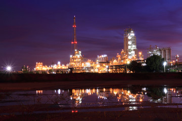 Fototapeta na wymiar Sunset colorful sky and petrochemical industry3