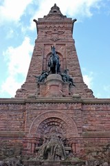 Fototapeta na wymiar Das Kyffkäuserdenkmal mit Reiterstandbild und Friedrich I. (Barbarossa) 