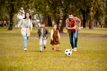 Obraz premium Family playing football