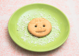Печенье с улыбкой в круглом блюдце.