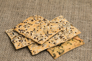 Пресное печенье с зернами и семечками. Печенье со злаками.