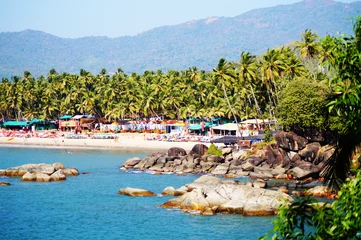 Tafelkleed Palolem beach, South Goa, India. One of the best beaches in Goa. Colorful beach huts and palm trees on the coast. Luxury leisure. © Павел Лапуцков
