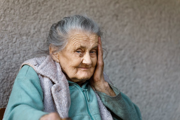 Portrait of a very old wrinkled woman - obrazy, fototapety, plakaty
