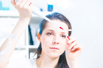 Naklejka premium Female technician doing science experiment