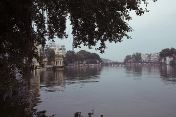 Obraz premium Lake Pichola with City Palace view in Udaipur, Rajasthan, India