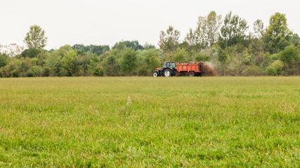 trattore che sparge letame su un campo