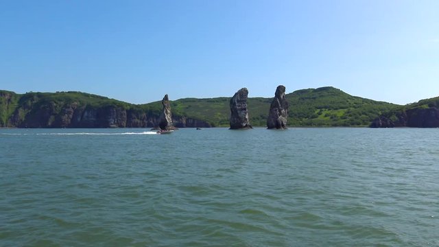 Морское сафари путешествие вдоль полуострова Камчатка. Крупнейшая в мире Авачинская бухта. Острова Три Брата.
