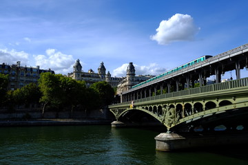 Fototapeta na wymiar La vie quotidienne à Paris, France