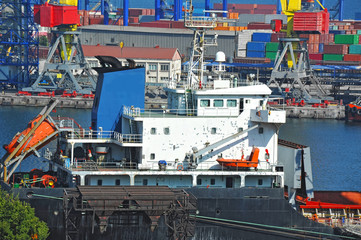 Fototapeta premium Bulk cargo ship under port crane