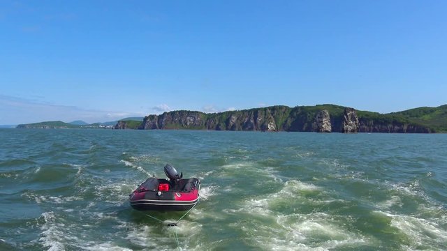 Морское сафари путешествие вдоль полуострова Камчатка. Крупнейшая в мире Авачинская бухта. Острова Три Брата.