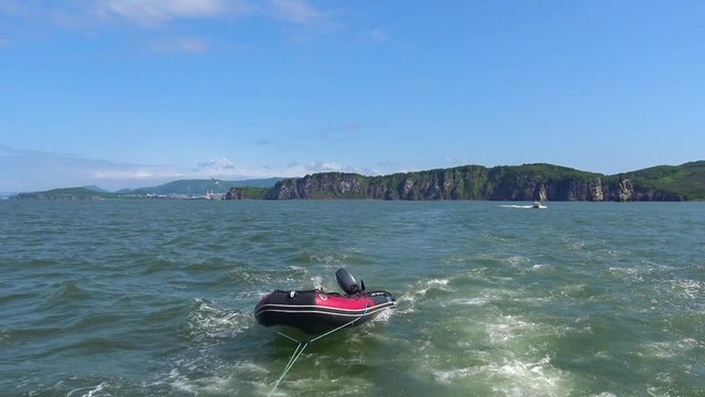 Морское сафари путешествие вдоль полуострова Камчатка. Крупнейшая в мире Авачинская бухта. Острова Три Брата.
