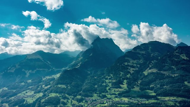 スイスの村アムデンからみた山頂にかかる雲のタイムラプス