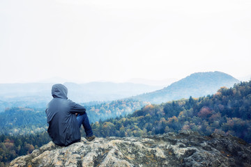 Ein Mann auf den Berg am Morgen bei Nebel