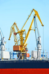 Fototapeta premium Bulk cargo ship under port crane