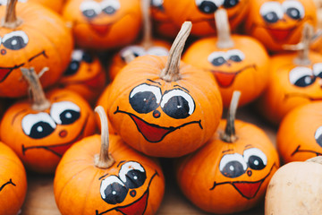Obraz premium Smiley pumpkins at the street market