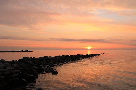 malerische Buhne an der Ostsee bei Sonnenaufgang, Trauerkarte, Seebstattung