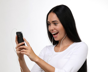 Hübsche Frau mit Smartphone und Kopfhörer lacht