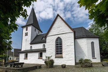 Fototapeta na wymiar Romanische Dorfkirche in Lieberhausen, Deutschland