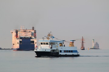 Naklejka premium Schiffsverkehr auf der Kieler Förde, Fördedampfer, Fähre und Segelschiff