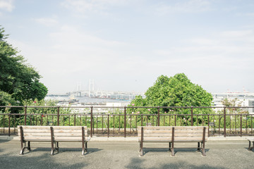 Naklejka premium ベンチのある風景 港の見える丘公園