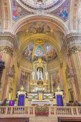Fototapeta na wymiar TURIN, ITALY - MARCH 13, 2017: The main altar and presbytery of Church Chiesa di Santo Tomaso.