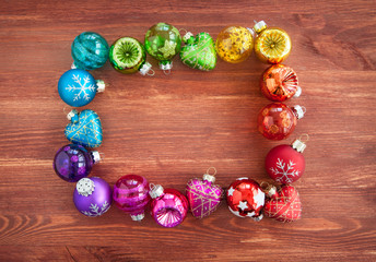 Christbaumkugeln in bunten Farben