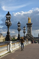 Fototapeta na wymiar Balade sur le pont Alexandre III à Paris, France