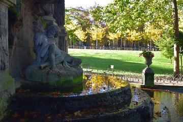 Fontaine Médicis au jardin du Luxembourg en automne à Paris, France
