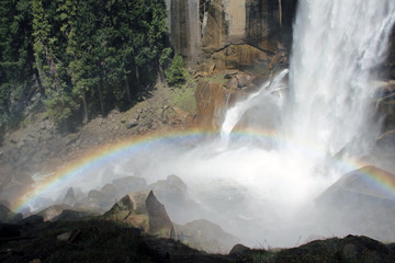 Wasserfall mit Regenbogen
