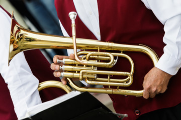 Obraz premium Musical instrument in hands, tuba.
