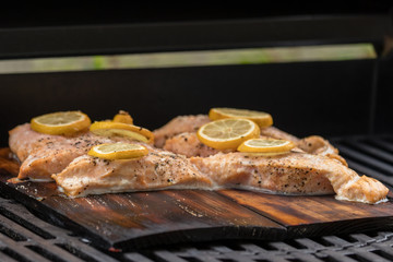 Lachs auf Zedernholzbrett mit Zitrone vom Grill