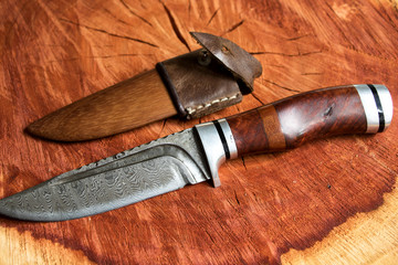 Edles Einhandmesser mit aufwendiger Verarbeitung, und Messerscheide