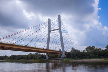 Fototapeta na wymiar Мост на реке Висле на фоне облачного неба