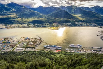 Photo sur Aluminium brossé Ville sur leau JUNEAU, ALASKA-SEPT 2, 2017 : Juneau pier où toutes les grandes croisières passent comme une porte d& 39 entrée vers l& 39 Alaska. Juneau est la capitale de l& 39 Alaska.