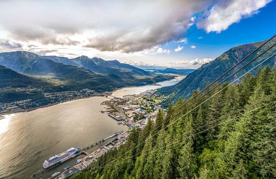 Juneau, Alaska: Landscape of mountains and Juneau city
