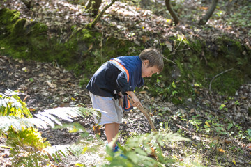 enfant en forêt