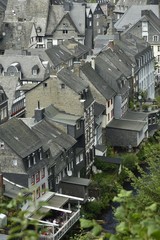 Fototapeta premium Façades arrières typiques et désordonnées des bâtisses du 18ème siècle longeant la Roer au centre historique et touristique de Monschau en Allemagne 