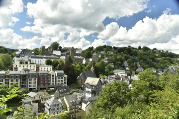 Fototapeta premium Paysage urbain encaissé dans la vallée de la Roer avec son architecture historique dans la ville basse contrastant avec les immeubles modernes sur les hauteurs à Monschau en Allemagne 