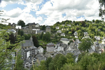 Obraz premium Le centre historique avec son château médiéval ,ses églises et ses maisons traditionnelles du 18ème siècle de Monschau ,en Allemagne 