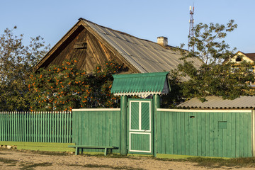 Wiejski dom na wyspie Olchon, Bajkał, Syberia - obrazy, fototapety, plakaty
