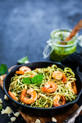 Spaghetti with prawns and homemade pesto sauce