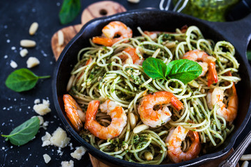 Spaghetti with prawns and homemade pesto sauce